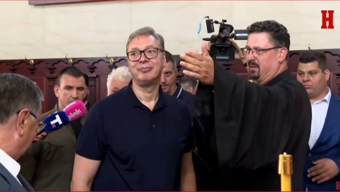 VUČIĆ FIJAKEROM PROŠAO ULICAMA BELEGIŠA: Predsednik Srbije sa narodom, okupio se veliki broj ljudi (FOTO/VIDEO)