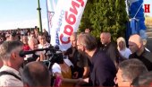 VUČIĆ FIJAKEROM PROŠAO ULICAMA BELEGIŠA: Predsednik Srbije sa narodom, okupio se veliki broj ljudi (FOTO/VIDEO)