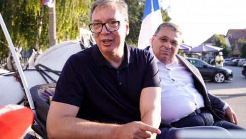 КРОЗ БЕЛЕГИШ ФИЈАКЕРОМ: Председник поделио невероватан тренутак