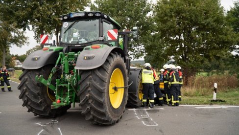 Muzičar preminuo nakon što ga je pregazio traktor dok je šetao - traktorista pomogao u istrazi, ostao na mestu nesreće