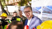 ВУЧИЋ СЕ ОГЛАСИО НА ИНСТАГРАМУ: На Старом железничком мосту ради се и по врућини, председник обрадовао раднике
