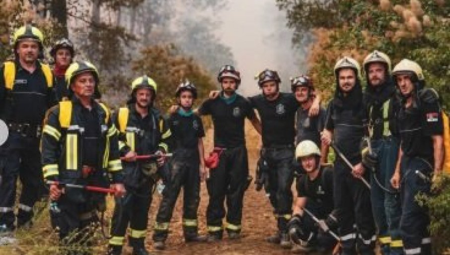 "KAD SVI BEŽE OD VATRE, ONI IDU KA NjOJ" MUP objavio fotografije vatrogasaca iz Deliblatske peščare