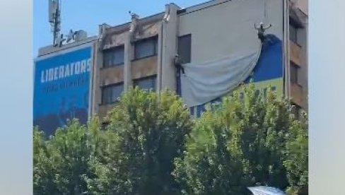 IZGORELI U PRIŠTINI, A I U TIRANI! Zelenski ih raspametio: Ukrajinska zastava sklonjena iz centra Prištine posle šamara iz Beograda