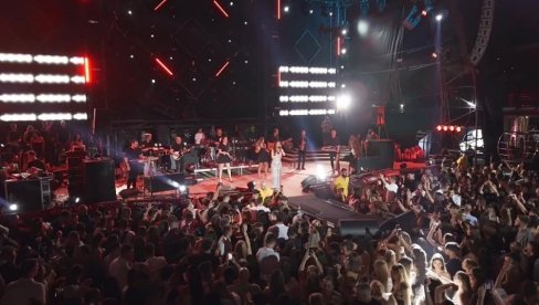 PUBLIKA JE PEVALA DO JUTRA: Ceca Ražnatović oborila sopstveni rekord na koncertu u Budvi (FOTO)