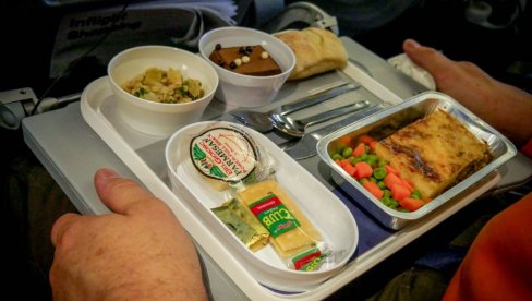 ZAŠTO SE U AVIONU HRANA ČINI MANJE UKUSNOM? Nije uvek kriv kuvar, postoji naučno objašnjenje