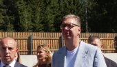 ВУЧИЋ СА МЕШТАНИМА ПРИЈЕПОЉА Председник најавио изградњу путева: То мења крвну слику овог краја (ВИДЕО)