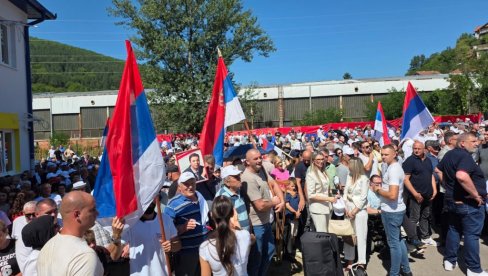 NAROD ČEKA VUČIĆA ISPRED VRTIĆA U PRIJEPOLJU: Okupili se u ogromnom broju sa zastavama Srbije i slikama predsednika! (FOTO)