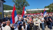 НАРОД ЧЕКА ВУЧИЋА ИСПРЕД ВРТИЋА У ПРИЈЕПОЉУ: Окупили се у огромном броју са заставама Србије и сликама председника! (ФОТО)