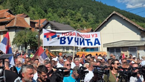 "НОВА ВАРОШ УЗ ВУЧИЋА": Велики број грађана чека председника (ВИДЕО)