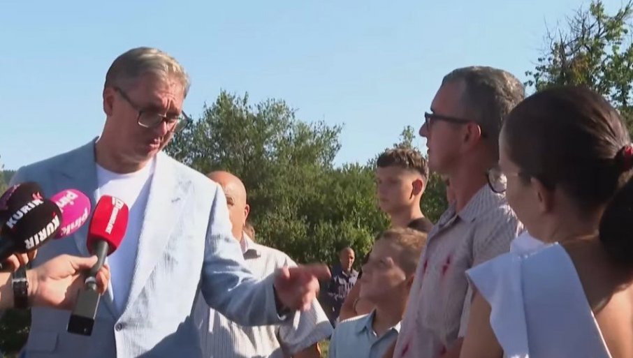 VUČIĆ U SELU RADIJEVIĆI: Predsednik obilazi porodicu Purić koji imaju osmoro dece (VIDEO)