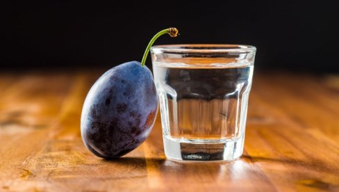 DOMAĆA RAKIJA ILI HEMIJA: Evo kako da provalite - Pet trikova koji daju odgovor!