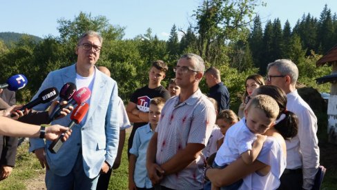 ВУЧИЋ У СЕЛУ РАДИЈЕВИЋИ: Председник обилази породицу Пурић који имају осморо деце (ВИДЕО)