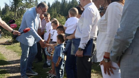 VUČIĆ SA PURIĆIMA KOJI IMAJU OSMORO DECE: Ovi anđeli nam vrede više nego sve drugo, pomoć od 20.000 za hrabru majku