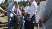 VUČIĆ SA PURIĆIMA KOJI IMAJU OSMORO DECE: Ovi anđeli nam vrede više nego sve drugo, pomoć od 20.000 za hrabru majku