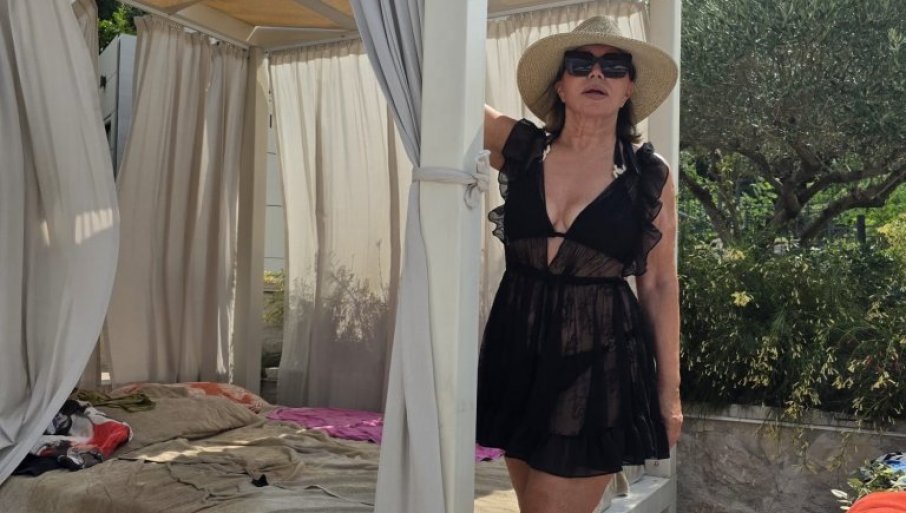 PRONAŠLA VREME ZA MALI ODMOR KRAJ MORA: Neda Ukraden uživa u Boki bez glamura (FOTO)