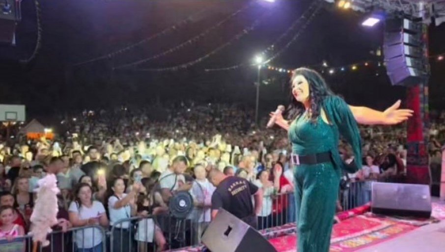 DRAGANA MIRKOVIĆ PONOVO OBORILA REKORD: Hiljade ljudi pevale uglas u Velikoj Kladuši (FOTO)