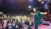 DRAGANA MIRKOVIĆ PONOVO OBORILA REKORD: Hiljade ljudi pevale uglas u Velikoj Kladuši (FOTO)