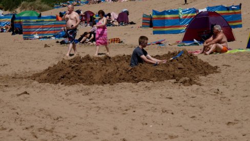 POLICIJA UPOZORAVA TURISTE NA PLAŽAMA: Ne kopajte rupe na plažama! Može biti smrtonosno
