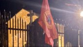 НОВИ УДАР НА СРПСТВО И СВЕТИЊЕ: Постављене заставе Албаније и тзв. ОВК на ограду црквене порте у Липљану (ФОТО)