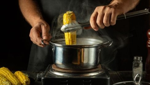 TRIK ZA KUVANJE KUKURUZA: Dodajte 2 sastojka u vodu i svako zrno će biti mekano i sočno