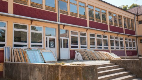 RADOVI U ŠKOLAMA VUKOVOG ZAVIČAJA: Počela zamena stolarije u OŠ „Kadinjača“