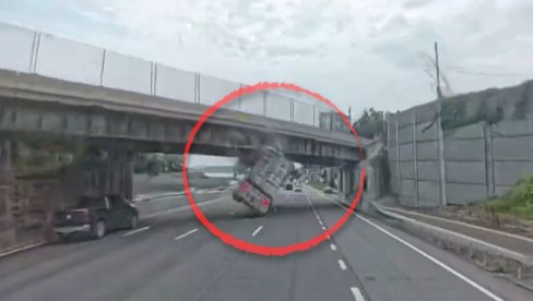 UŽAS: Kamion silovito udario u nadvožnjak i prevrnuo se nasred auto-puta - prikolica nastavila da klizi po kolovozu (VIDEO)
