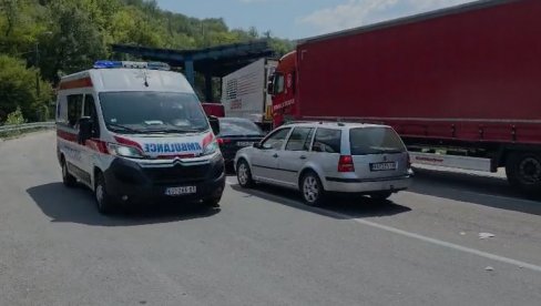 КУРТИЈЕВА ПОЛИЦИЈА НАНЕЛА МУ ЈЕЗИВЕ ПОВРЕДЕ: Србина који је брутално претучен на КиМ транспортују у Ургентни центар у Београду (ВИДЕО)
