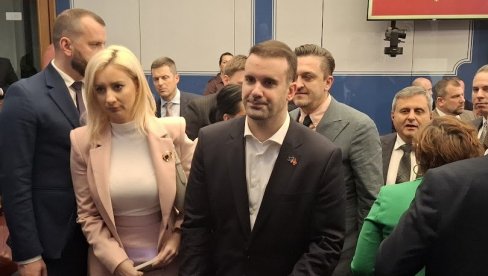 МИЛОЈКО НАСТАВИО МИЛОВИМ СТОПАМА: Црногорски премијер дао себи за право да држи лекције Србији и њеном изабраном председнику