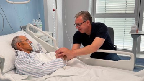 РЕКАО САМ МУ ДА ГА ЦЕЛА СРБИЈА БЕСКРАЈНО ВОЛИ Вучић посетио Ненада Рашковића кога је зверски претукла Куртијева полиција