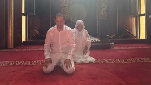 NE MOGU DA KAŽEM DA NEĆU POGREŠITI: Emir Habibović se venčao u džamiji sa 15 godina mlađom ženom (FOTO)