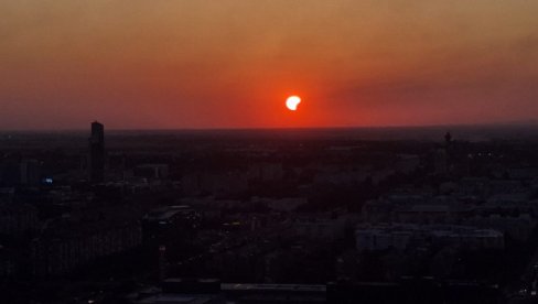 NEBESKI SPEKTAKL IZNAD BEOGRADA: Pomračenje Sunca oduševilo posetioce Kule Beograd i Kalemegdana (FOTO)