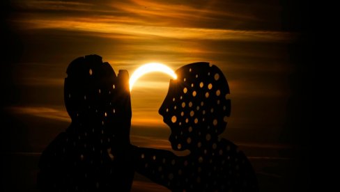 FENOMEN KOJI JE NATERAO CEO SVET DA STANE I DIVI SE LEPOTI: Nestvarne fotografije, Sunce nestalo pred očima miliona ljudi