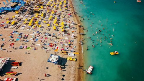 HAOS NA POPULARNOM LETOVALIŠTU U RUMUNIJI: Alge prekrile more, turisti se žale i na pesak, parking i galebove