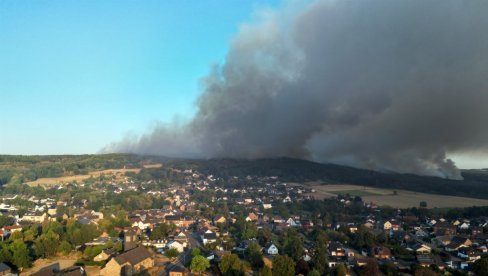 DIM KULJA NA SVE STRANE, ODJEKUJU DETONACIJE: Vatrena buktinja u Nemačkoj, više od 2.000 ljudi moralo da napusti svoje domove (FOTO/VIDEO)
