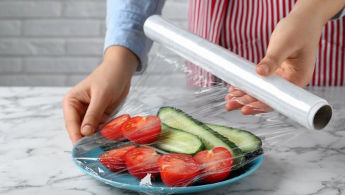 ZA 3 STVARI U KUHINJI NE TREBA KORISTITI PLASTIČNU FOLIJU: Imaće više štete nego koristi