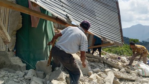 СПАСИОЦИ КОПАЈУ ПО РУШЕВИНАМА У НАДИ ДА ЋЕ ПРОНАЋИ ПРЕЖИВЕЛЕ: Број страдалих у разорном земљотресу расте (ФОТО)