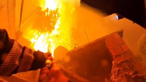 PAKAO NA ZEMLJI: Pojavio se stravičan snimak borbe sa vatrenom stihijom, plamen opkolio vatrogasce sa svih strana (VIDEO)