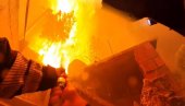 PAKAO NA ZEMLJI: Pojavio se stravičan snimak borbe sa vatrenom stihijom, plamen opkolio vatrogasce sa svih strana (VIDEO)