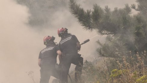 NADLJUDSKA BORBA SA VATROM I VETROM: Na Stolovima južno od Kraljeva požar još nije lokalizovan (FOTO)
