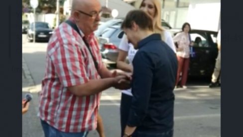 GRAĐANI ODUŠEVLJENO DOČEKALI ANU BRNABIĆ: Poželeli joj puno uspeha i snage u predstojećem periodu