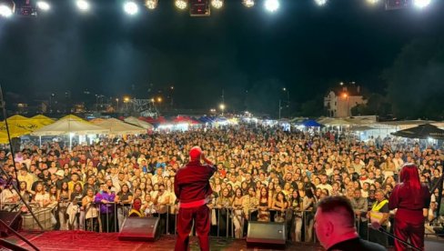 NE TREBAJU MI NI MUZIČARI: Boban Rajović napravio delirijum u Trgovištu - Ovo vam neću zaboraviti (FOTO)