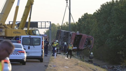 PRVE SCENE SA MESTA JEZIVE NESREĆE U MAĐARSKOj: Vatrogasci podigli autobus, strahuje se da ima još mrtvih