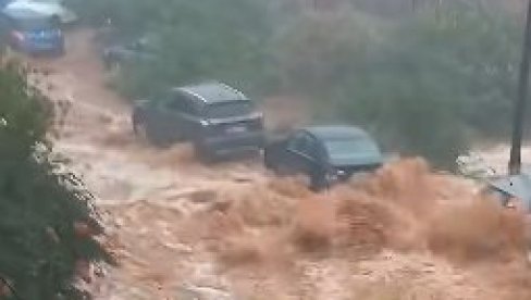POPLAVE I NEVREME PARALISALI GRČKU: Grom pogodio ženu u automobilu, teško povređena prebačena u bolnicu (VIDEO)