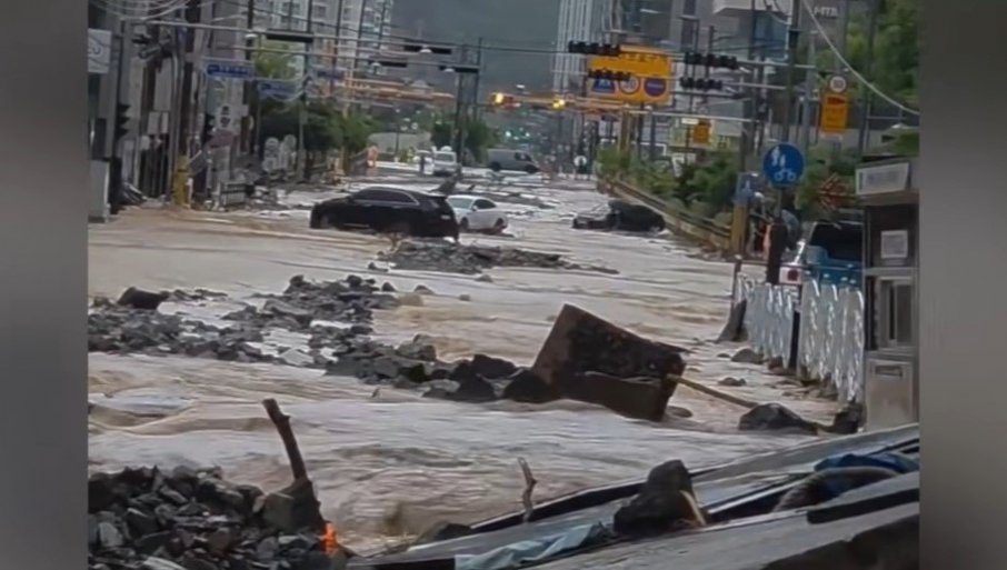 NEVREME ODNELO PRVU ŽRTVU: Snažne padavine pokrenule klizište, bujice ulicama nose sve pred sobom (VIDEO)