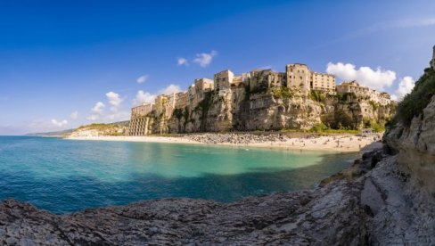 TIKTOK JE POLUDEO ZA OVIM GRADIĆEM U ITALIJI: Ima tirkizno more i spektakularne plaže, a nije na Amalfi obali