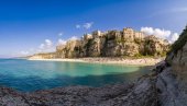 TIKTOK JE POLUDEO ZA OVIM GRADIĆEM U ITALIJI: Ima tirkizno more i spektakularne plaže, a nije na Amalfi obali