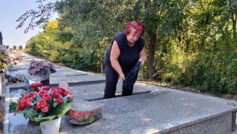 РУЖИЦА И ЖИВИ И СПАВА НА ГРОБЉУ Потресно: Жена од 61 године, из Каћа, проживљава најтеже дане (ФОТО)