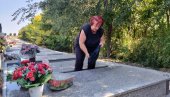 RUŽICA I ŽIVI I SPAVA NA GROBLJU Potresno: Žena od 61 godine, iz Kaća, proživljava najteže dane (FOTO)