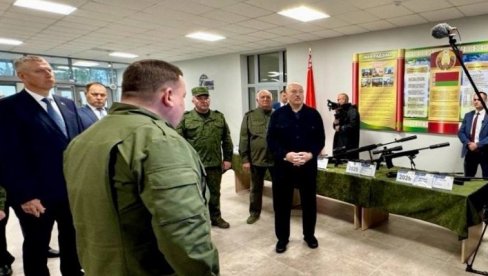 LUKAŠENKO DOBIO NEOBIČAN POKLON: Uručena mu prva automatska puška proizvedena u Belorusiji (FOTO)