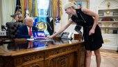 LJudski printer O Trampovoj plavuši danas bruji cela Amerika - objavljen video koji jasno otkriva njenu ulogu! Ona stoji iza bizarnih objava